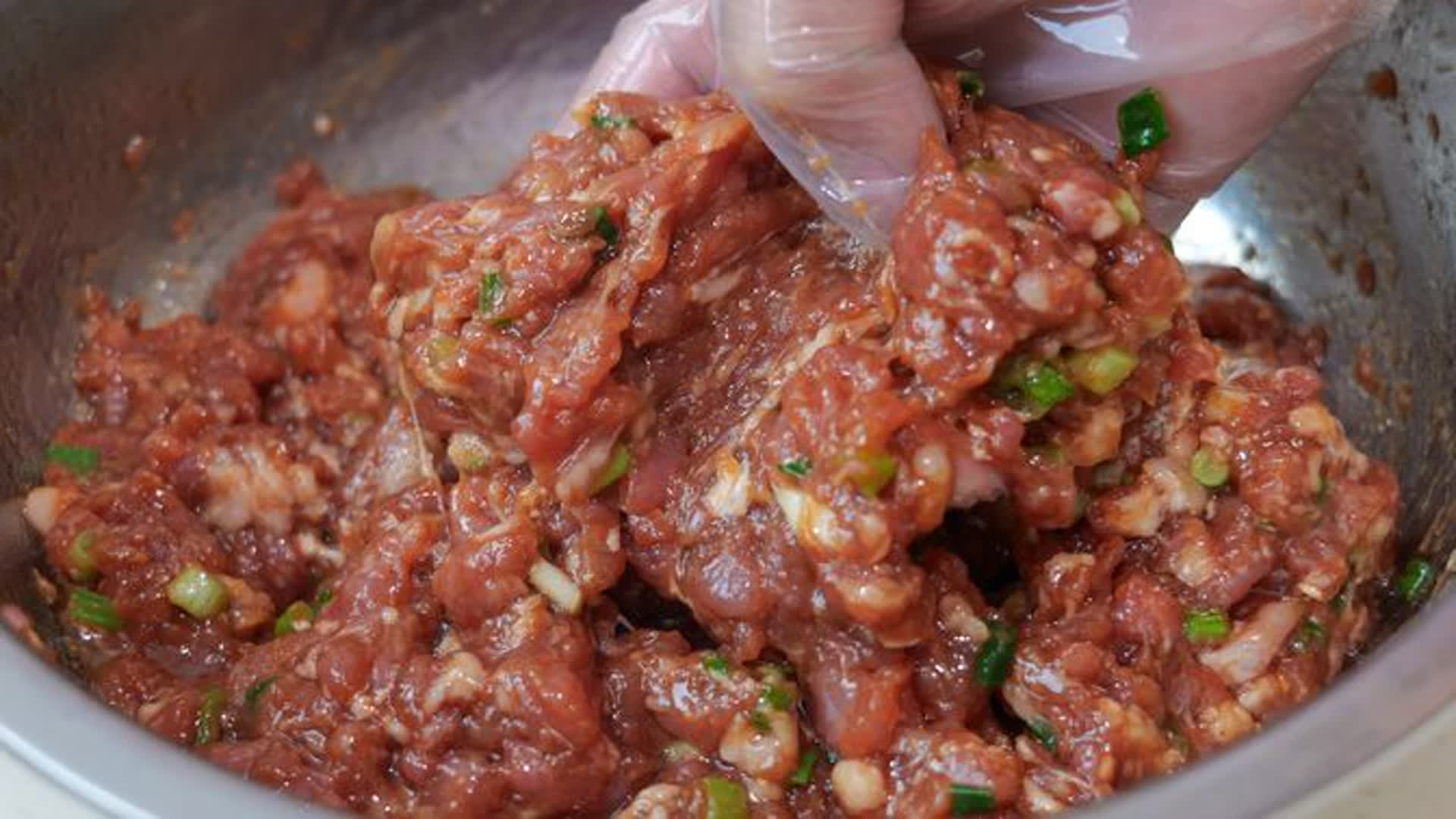 万能肉馅这样调，味美多汁，教你酒店调馅秘诀，包馄饨饺子吃着香_腾讯新闻
