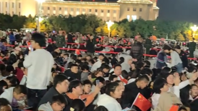 天安门前群众提前数小时在现场等待，零点时分齐喊：祖国生日快乐_腾讯新闻