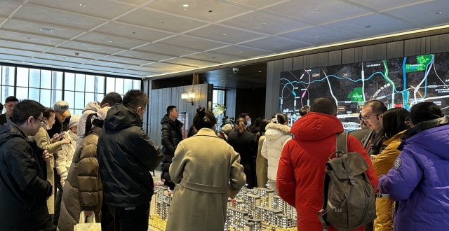 北京新政落地探访：有新盘当晚成交七八套房，周末售楼处热闹不已_腾讯新闻
