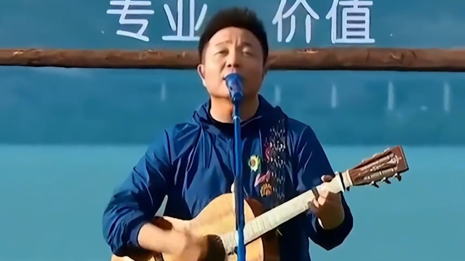许巍一首《蓝莲花》，拯救了无数抑郁的人，6千人的场馆竟然来了6万多人_腾讯新闻
