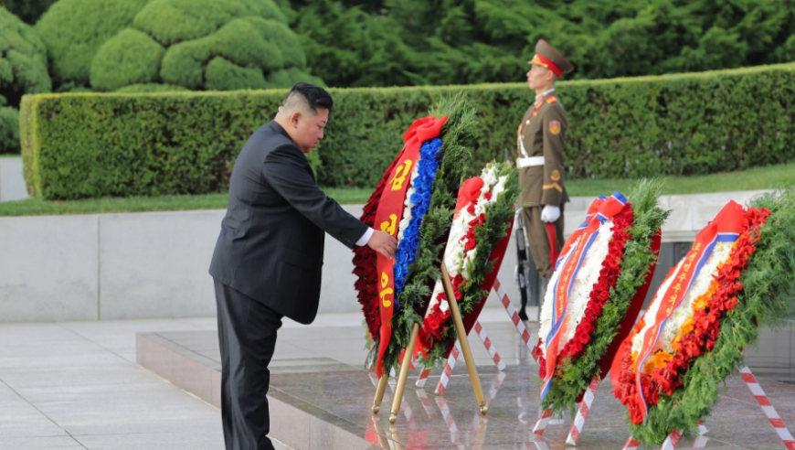 现场画面：金正恩凭吊抗日革命烈士