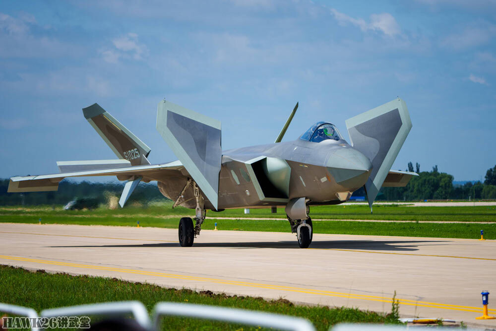 海外谈中国:歼-31陆基型隐形战斗机新照片出现 国内国外都需要