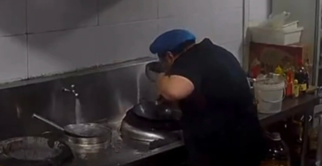 烧烤店厨师漱口水吐锅边被直播抓拍