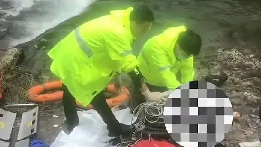 男童在浙江温州一野生景点徒步时落水，34岁父亲跳水营救不幸遇难