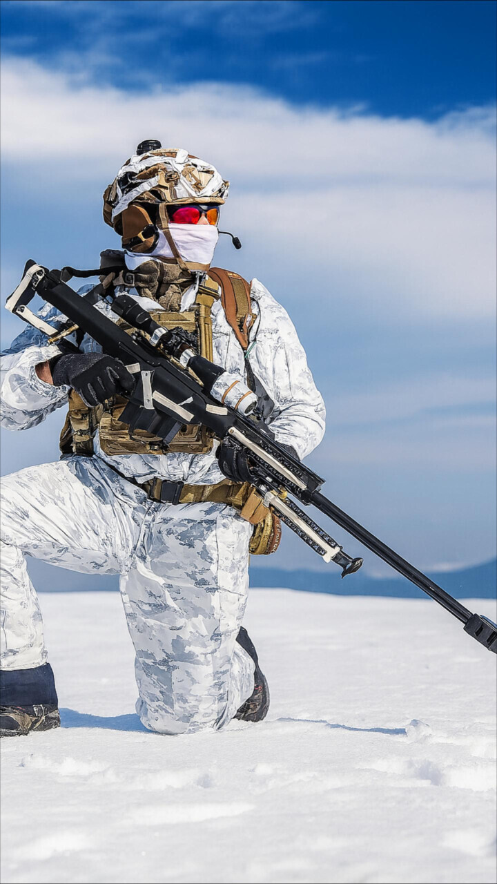 韩国陆军,进行雪地伪装与k14狙击步枪射击