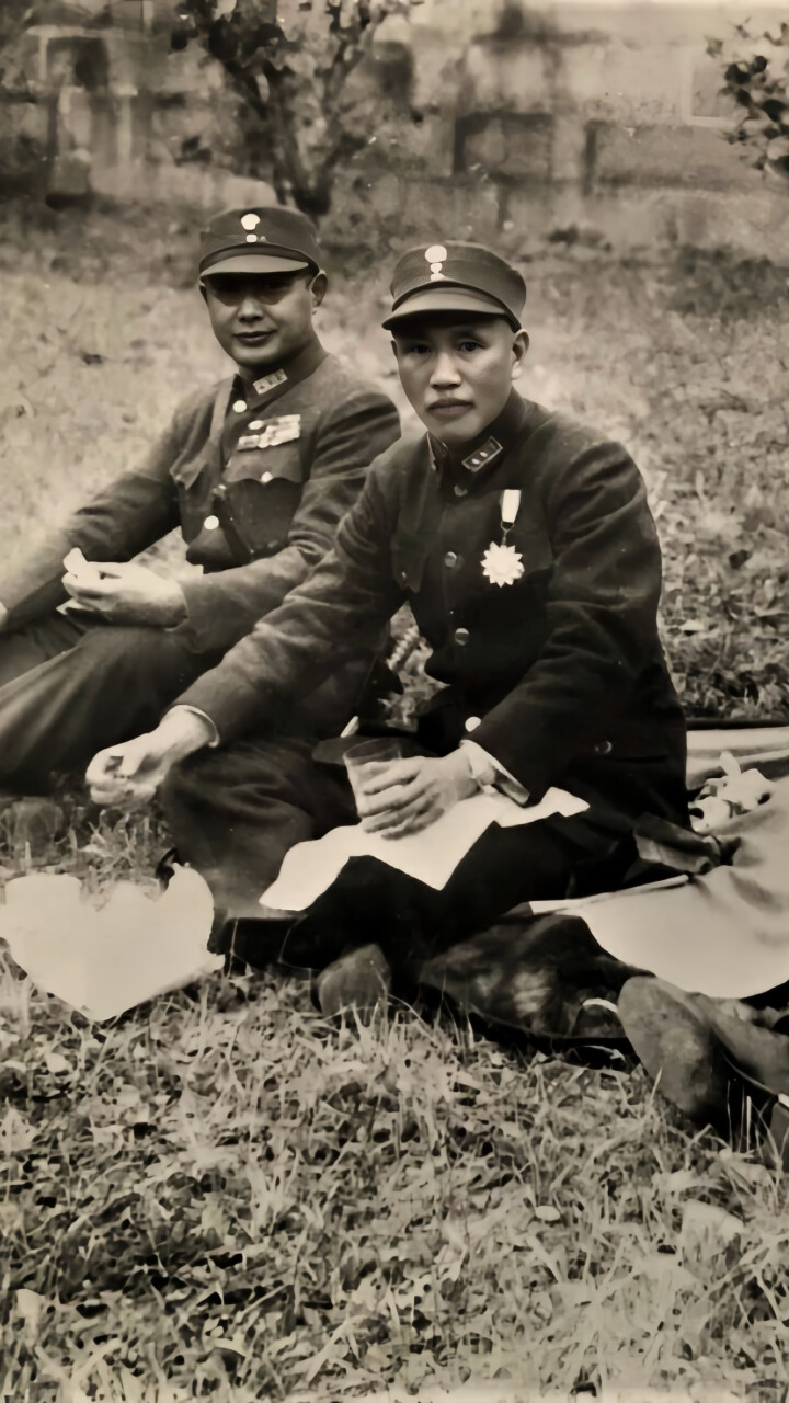 1946年，蒋介石与何应钦、白崇禧在南京灵谷寺野餐_腾讯新闻