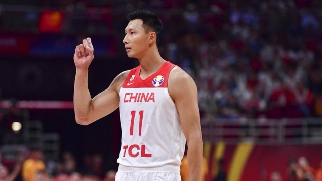 易建联身陷桃色丑闻：爆料内容却疑点重重，身份证+裸照P图太明显_腾讯新闻