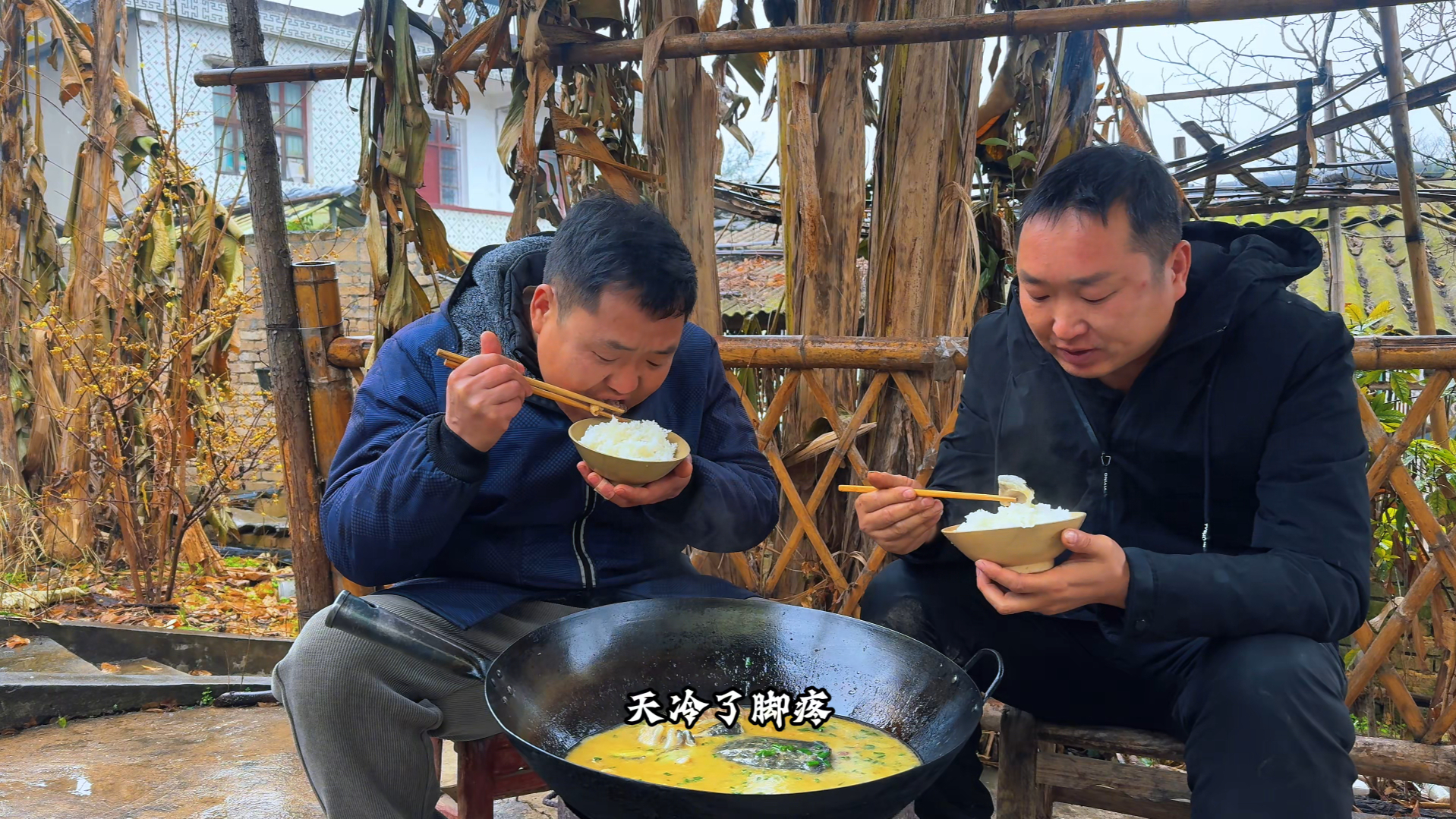 大哥脚疼，炖锅鸡汤补补，汤鲜味美真过瘾_腾讯新闻
