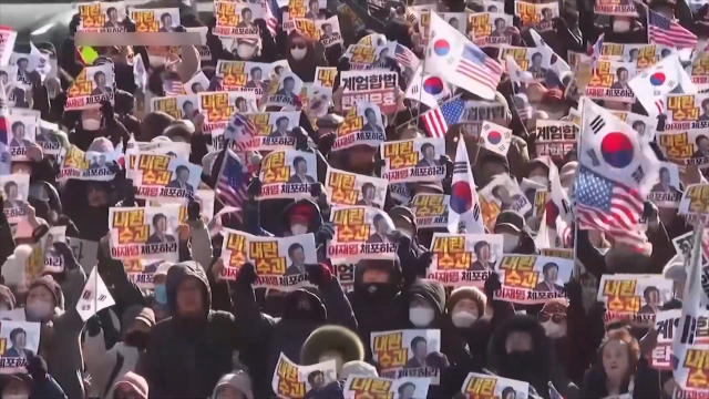 支持者和反对者都上街抗议了：韩国民众对尹锡悦和韩德洙被弹劾态度不一_腾讯新闻