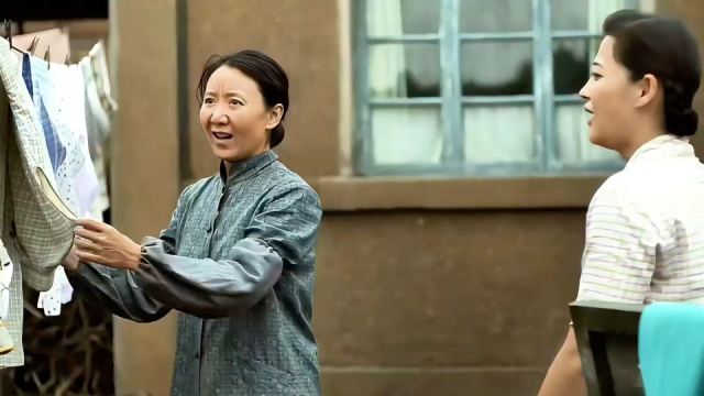 父母爱情：安杰晾了一院子的好衣服，邻居感叹一辈子也穿不完，安杰吐槽从哪来的二百五_腾讯新闻