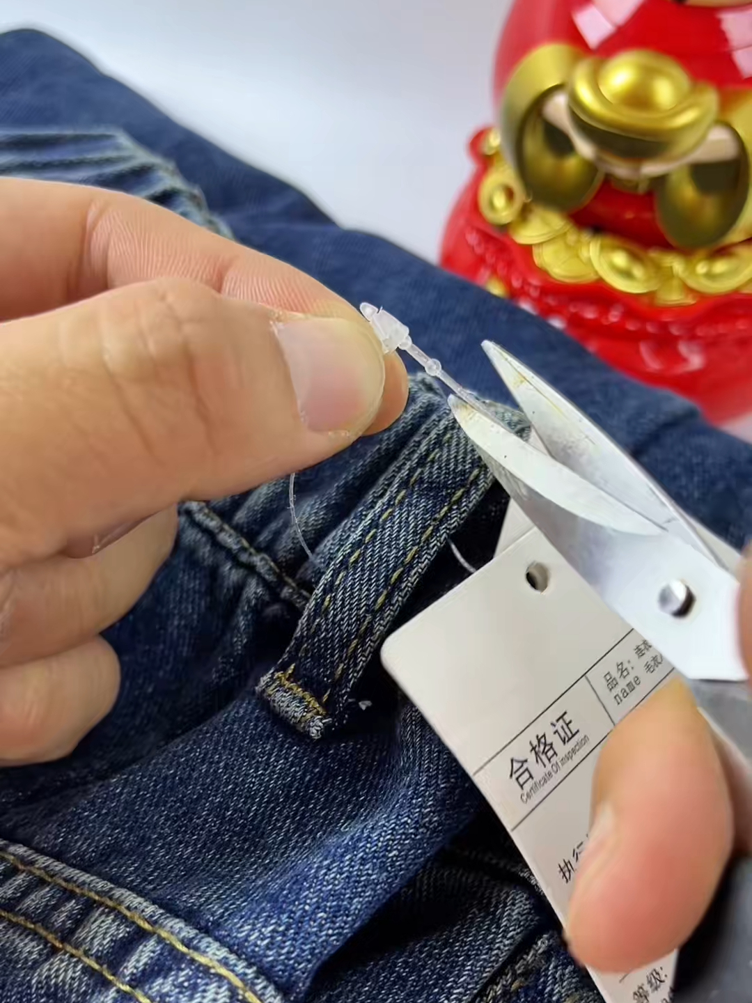 新衣服吊牌千万别剪，这样才是正确的拆吊牌方法_腾讯新闻