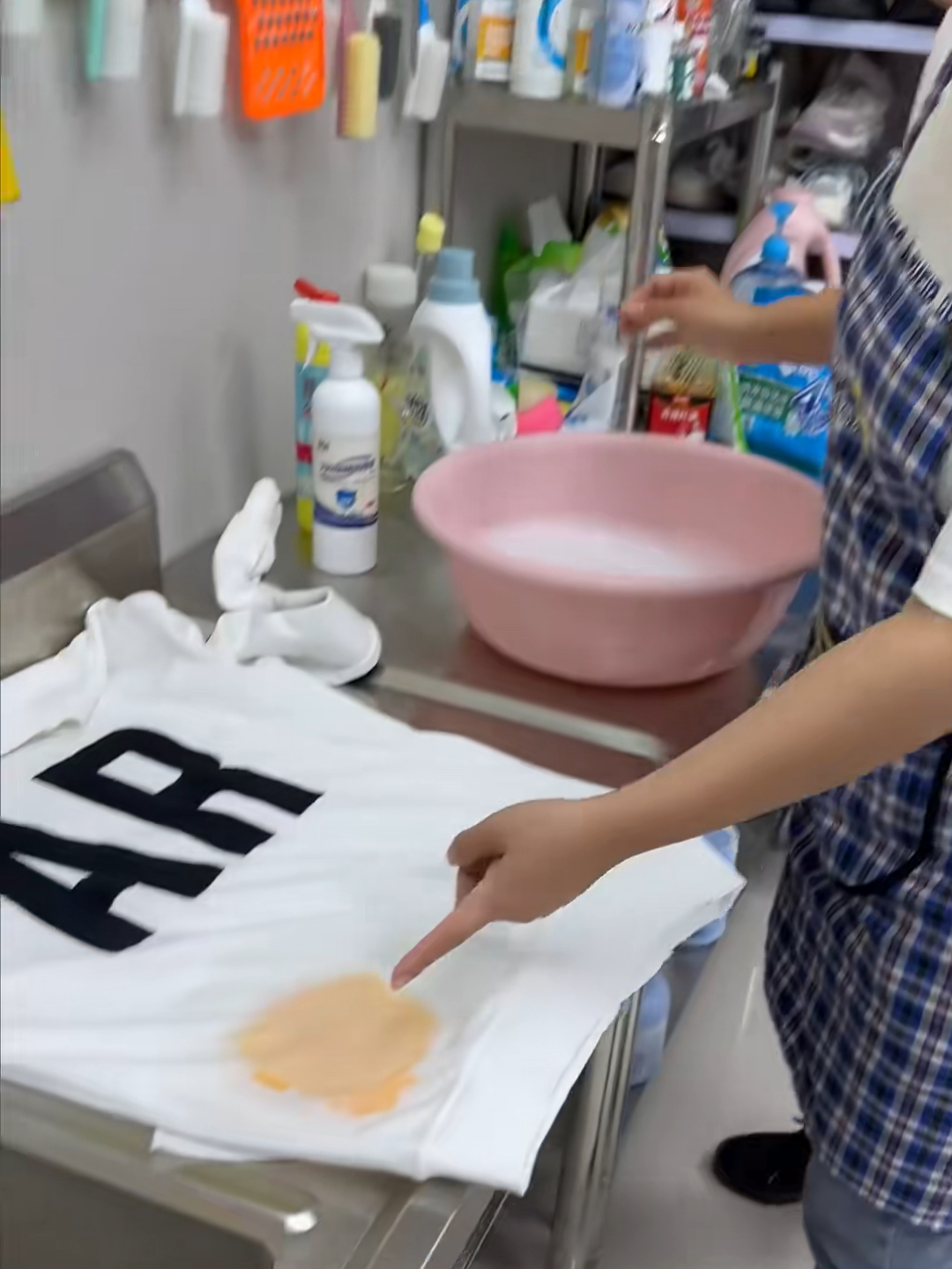 衣服油渍怎么清洗？辣椒油难洗油渍印更不好洗，教你轻松处理_腾讯新闻