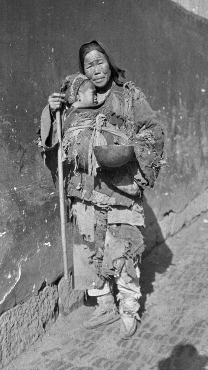 1918年，杭州老年女乞丐怀揣婴儿沿街乞讨_腾讯新闻