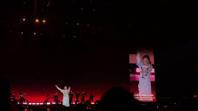 周深西雅图演唱会，演唱《常回家看看》，唱的好欢乐好暖心_腾讯新闻