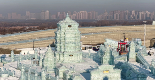哈尔滨立起27米冰雕黄鹤楼引热议，景区：由万名工人打造，千里之外武汉助其“传神”缩略图