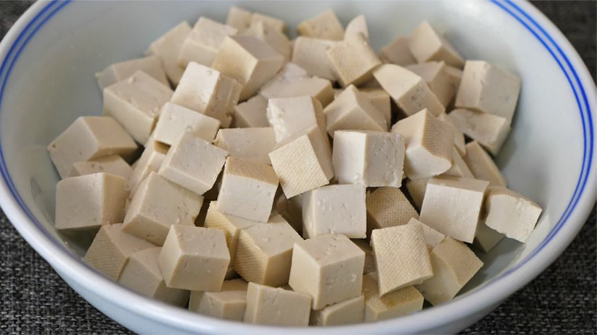 豆腐切成丁，上锅蒸一蒸，连吃一个月也吃不腻，每次做都不够吃_腾讯新闻