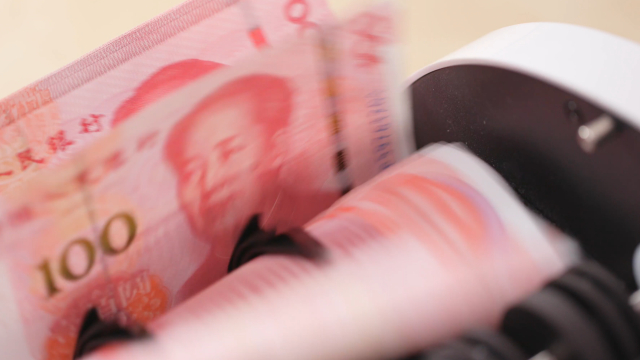 女子到银行存10万被问钱款来源，银行：规定超过10000元需了解_腾讯新闻