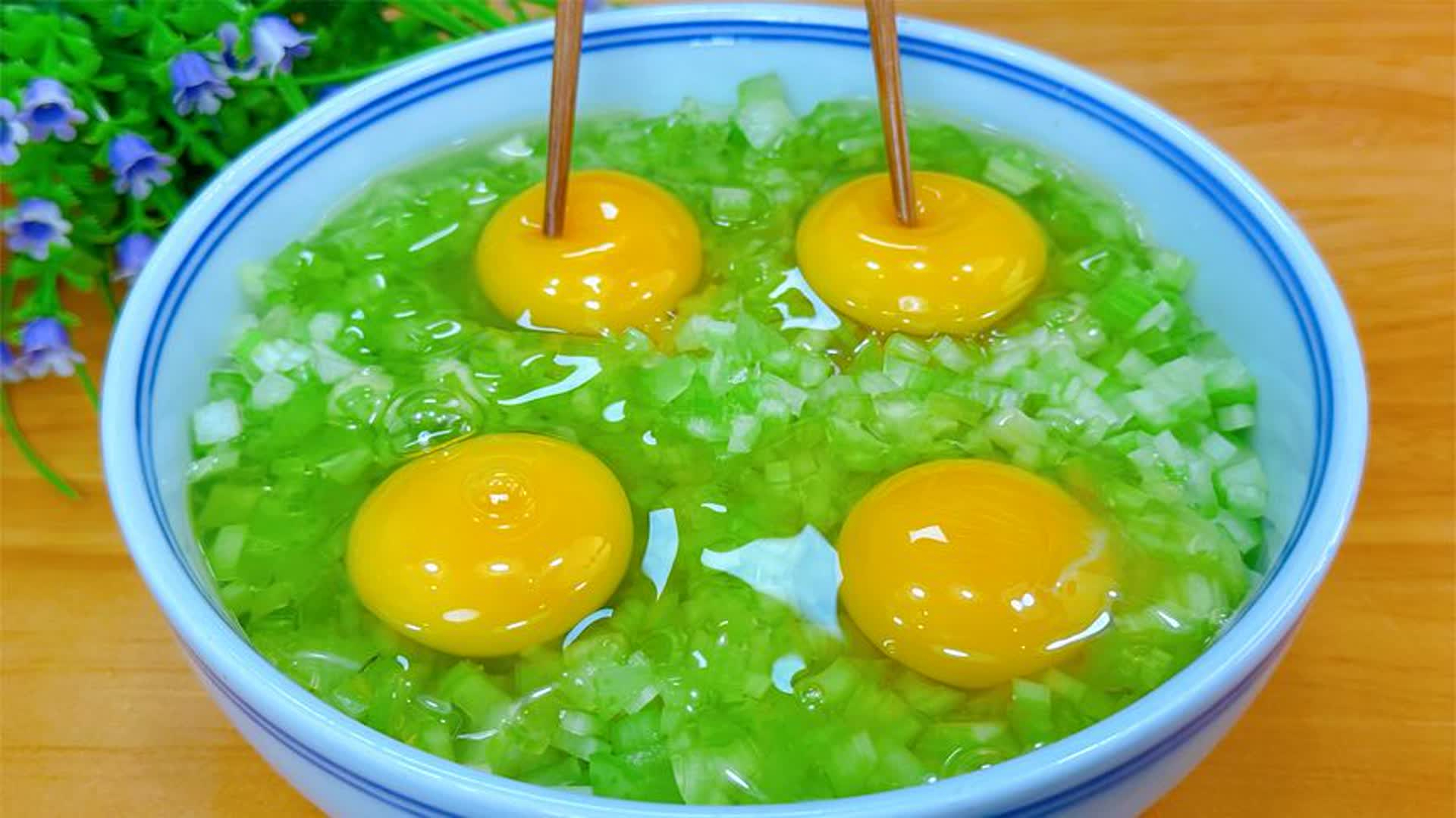 芹菜切成丁打入4个鸡蛋，教你神仙吃法，我家一周吃8次，简单美味_腾讯新闻