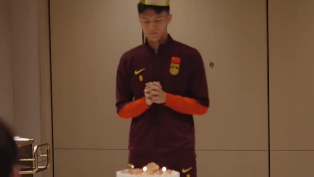 U20国青为小将庆生 依木兰领唱生日歌！誓言进军世青赛_腾讯新闻