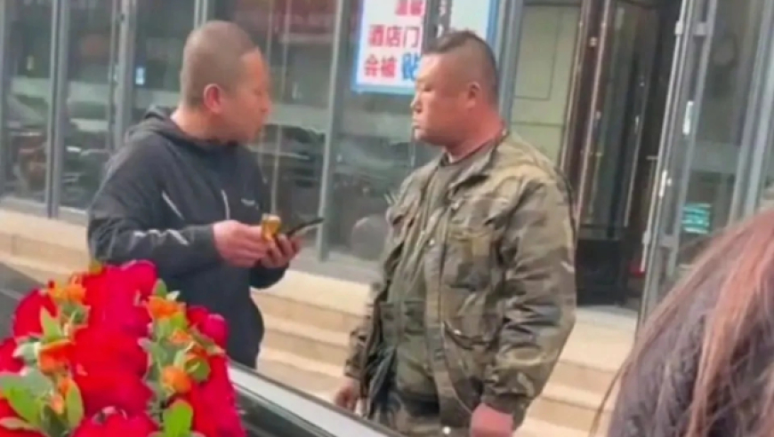 惊！男子讨喜钱竟掰断劳斯莱斯小金人，警方已介入！