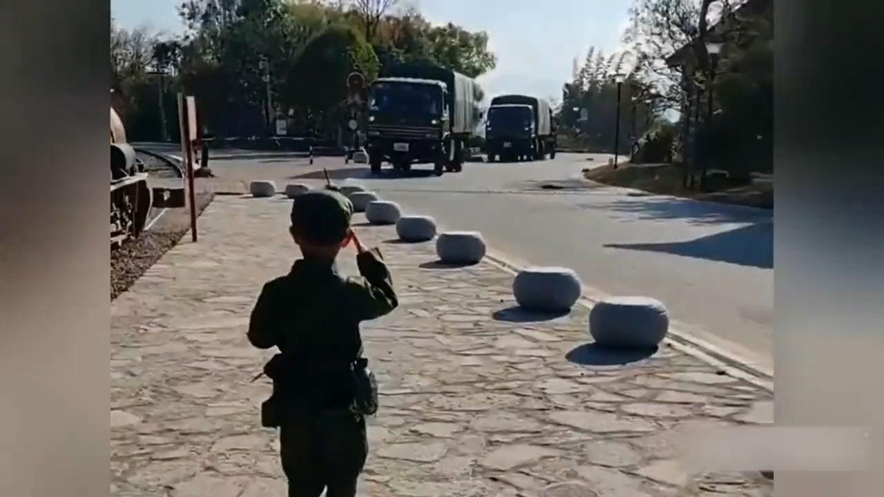 盘点中国萌娃向兵哥哥敬礼，兵哥哥迅速帅气回礼，少年强铁定国强_腾讯新闻