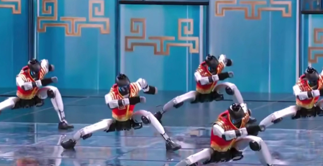 春晚人形机器人爆火！看完供应链发现，它像极了2017年的电动车缩略图