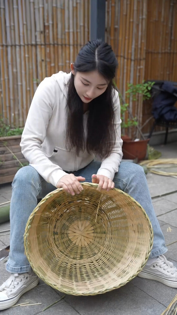 将一根粗粗的竹子，通过种种复杂的工序，编织成各种各样竹篮_腾讯新闻