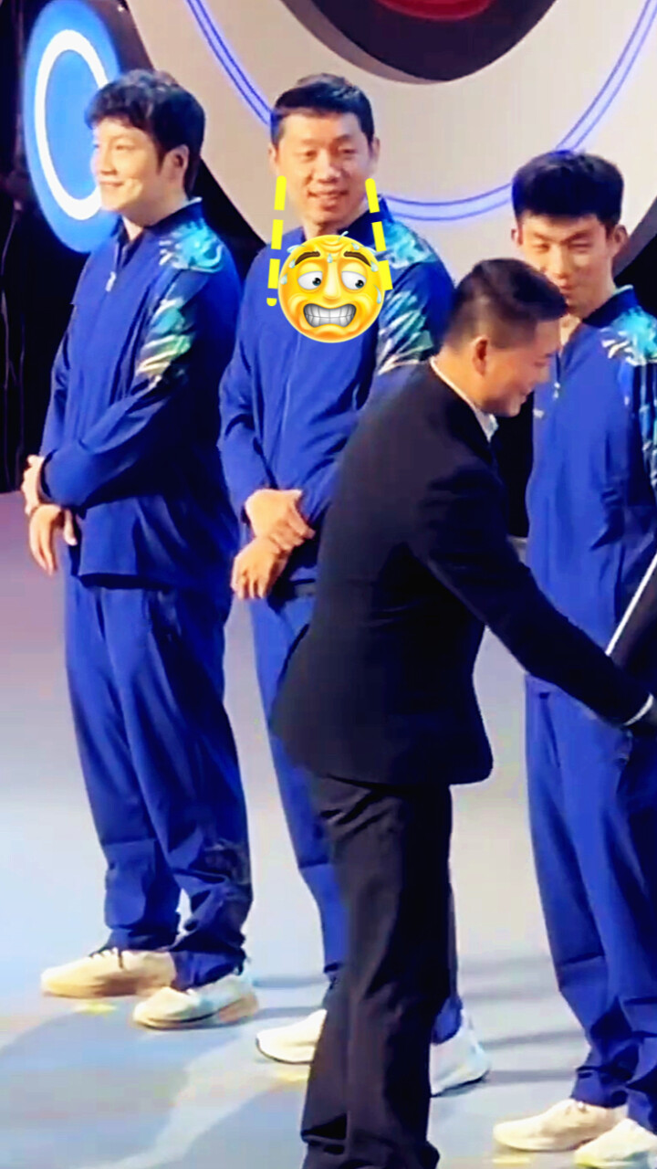 特写还原：许昕想握手被嘉宾“忽视”表情变化，一脸惊讶后尬笑！_腾讯新闻