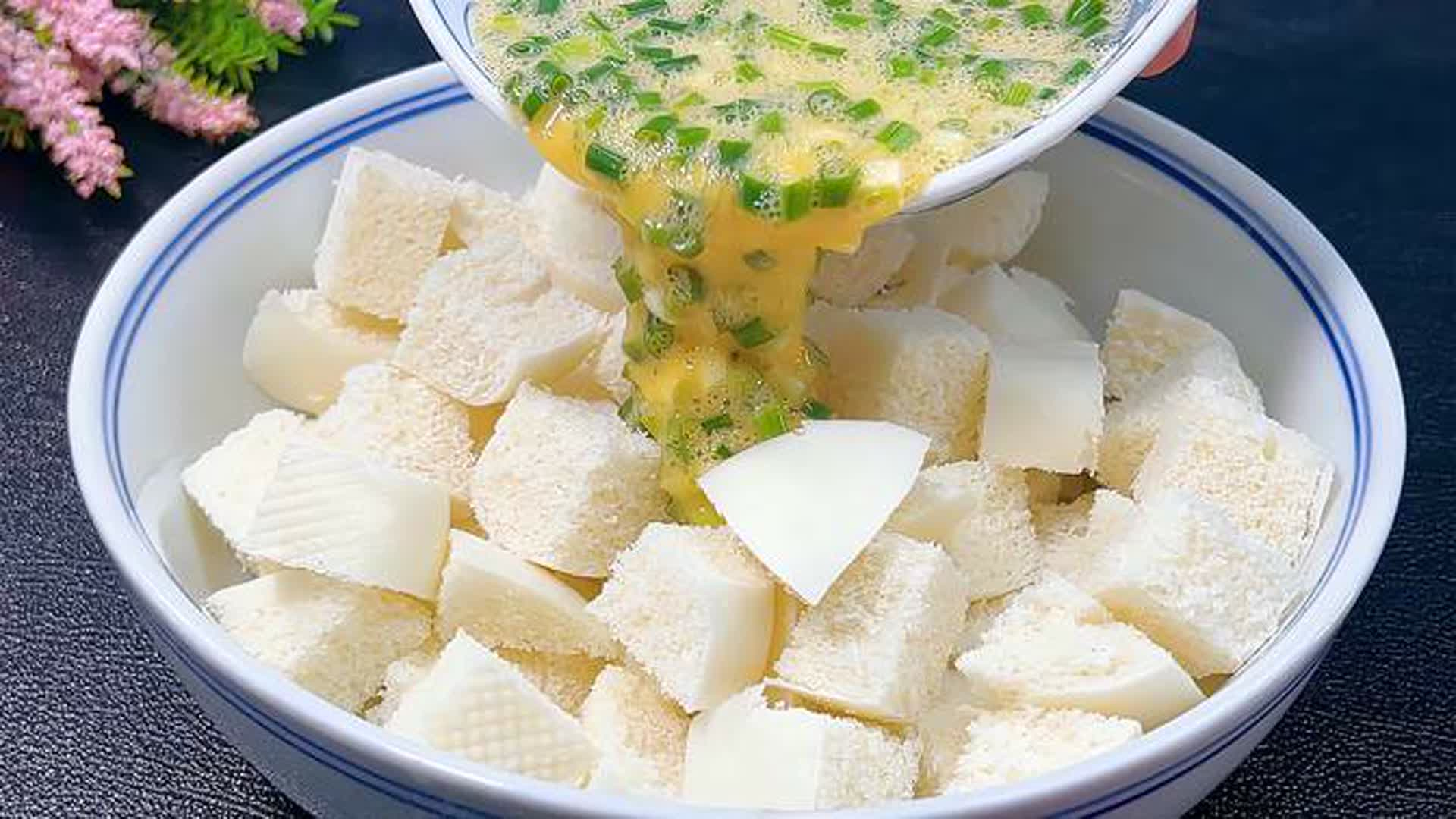 馒头切成丁淋入鸡蛋，教你神仙吃法，不炒不油炸，孩子顿顿点名吃_腾讯新闻