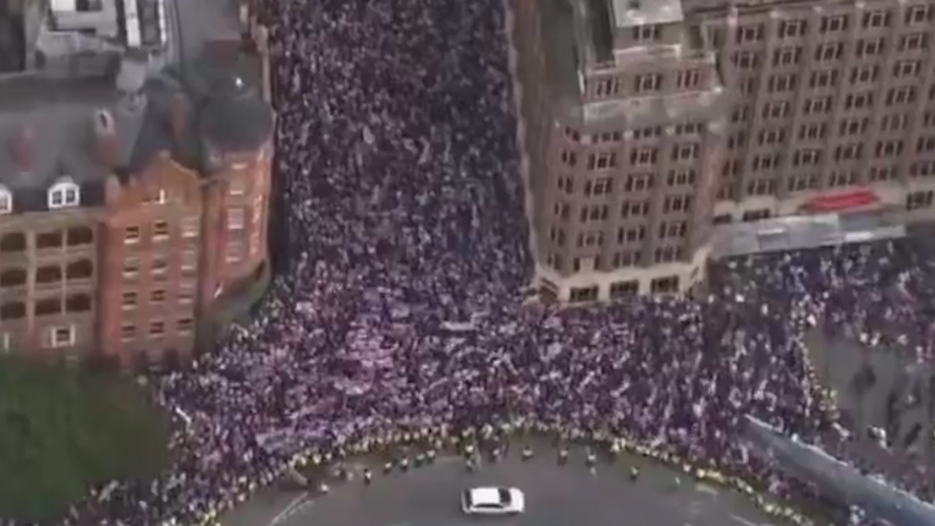 超10万人上街！伦敦爆发大规模示威活动，与警方发生冲突场面混乱_腾讯新闻