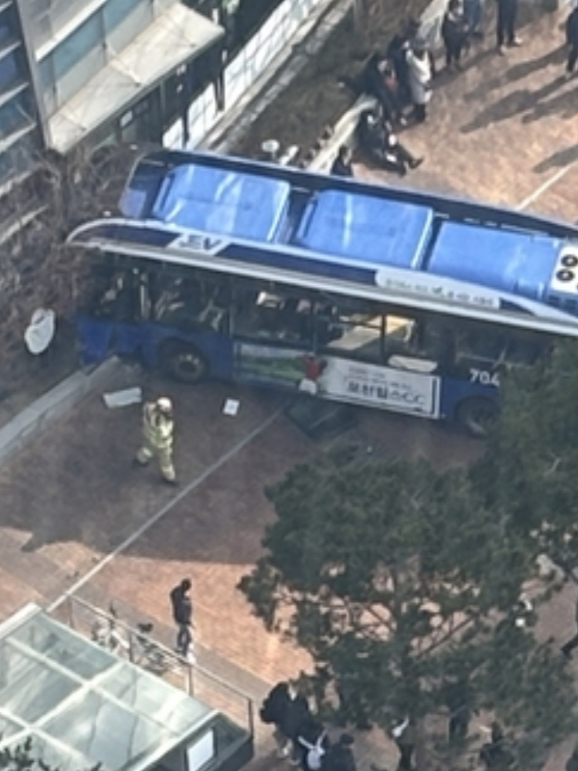 韩国首尔一公交车撞上路边大楼 已致13人受伤