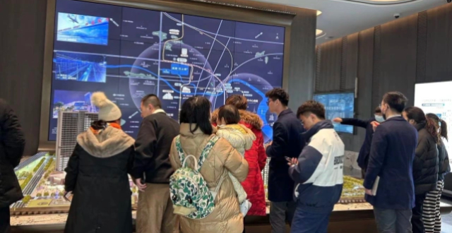 京沪新政首日实探：上海购房者连夜下单二手房，新房售楼处到访量翻倍_腾讯新闻