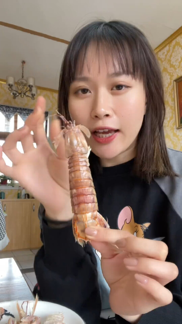 很多人不知道咋剥皮皮虾，教一下大家一整只皮皮虾的正确打开方式_腾讯新闻