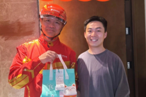 Fan Receives Food Delivered by JD.com Founder Liu Qiandong, Who Confirms Three-Person Delivery Team Including Himself