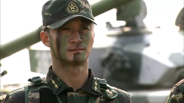 特种兵之火凤凰：小伙的枪弹道故意偏左，首长让他打打看，好看_腾讯新闻