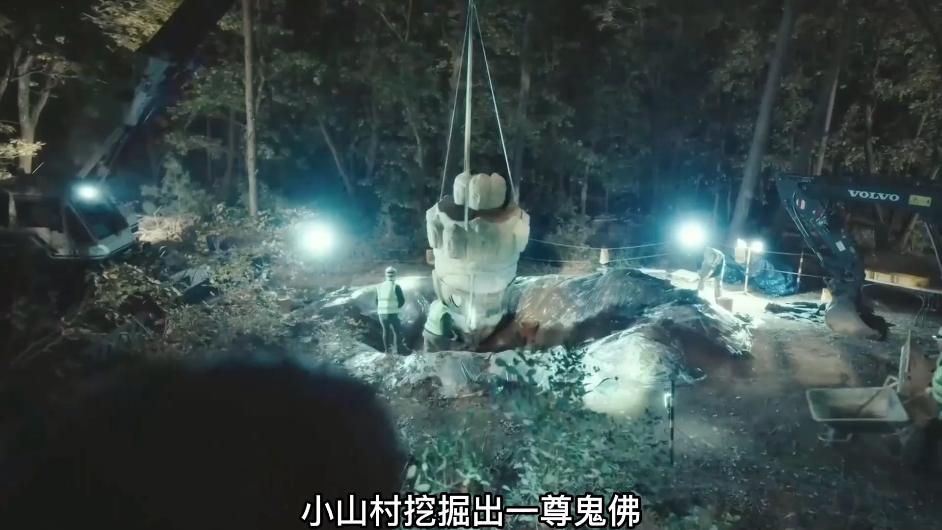 《怪异》诡异小镇挖出鬼佛，凡是与鬼佛对视之人，瞬间变成丧尸！_腾讯新闻
