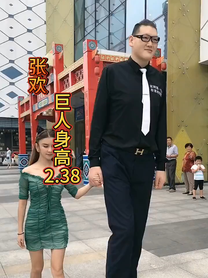 揭秘中国巨人们的穿搭困境，张俊才2米42的定制服装有多难_腾讯新闻