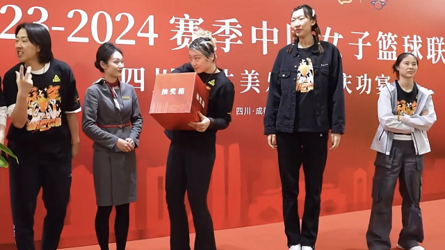 凯旋！庆功！四川女篮举行庆功宴 李梦、韩旭与谭维维合唱一曲_腾讯新闻