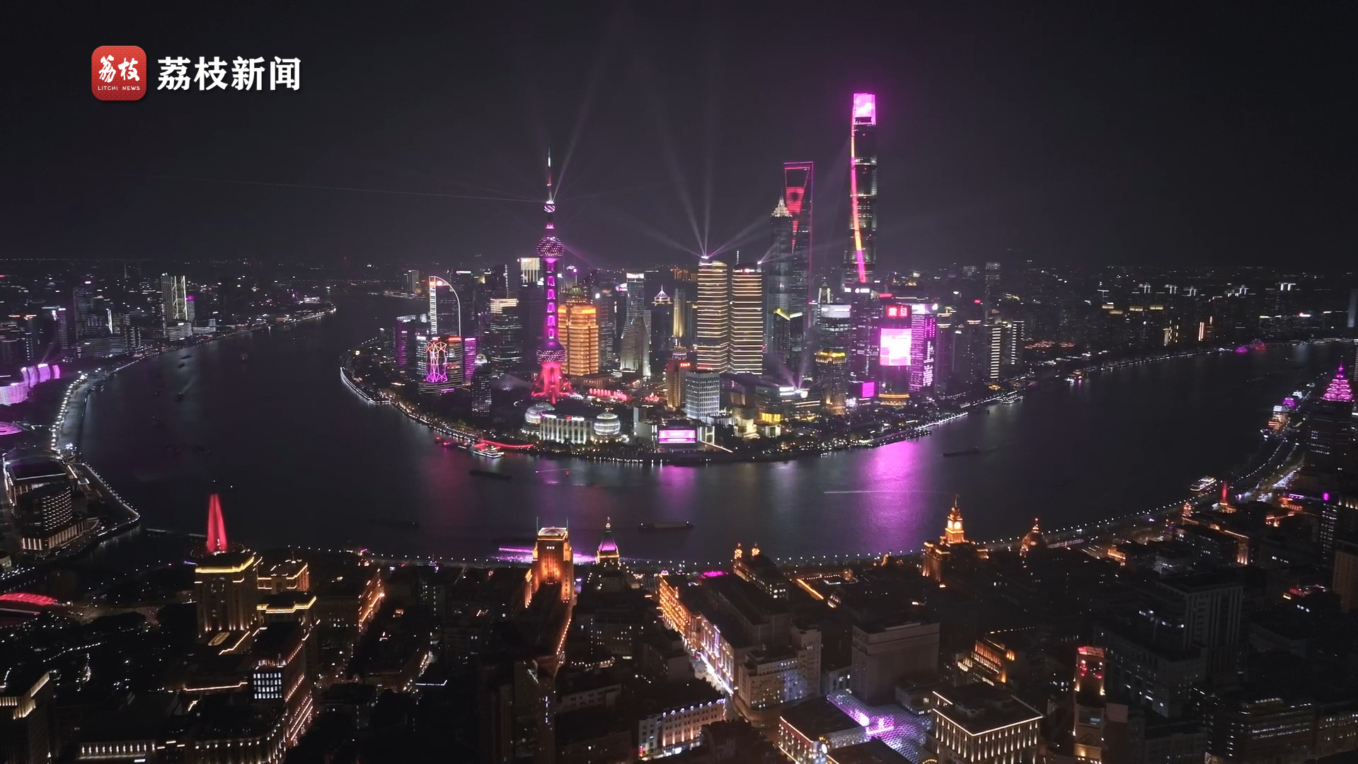 浪漫限定上海黄浦江两岸亮起粉色灯光