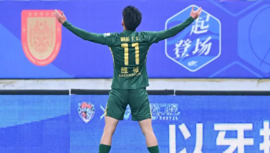 王钰栋又与球迷冲突！视频曝光，手指球迷大喊，被工作人员拉走