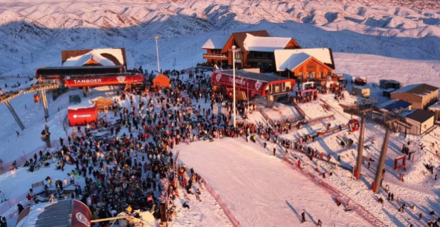 中产涌向新疆过年，一趟滑雪花5万，希尔顿、全季和3000元木屋抢生意缩略图