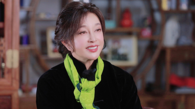 74岁刘晓庆美国考驾照被偶遇，神采奕奕精力旺盛，才拍完短剧返美陪老公_腾讯新闻