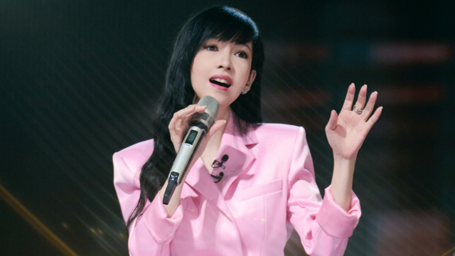 57岁周慧敏回忆出道37年，上节目似少女，三代人都是她歌迷_腾讯新闻