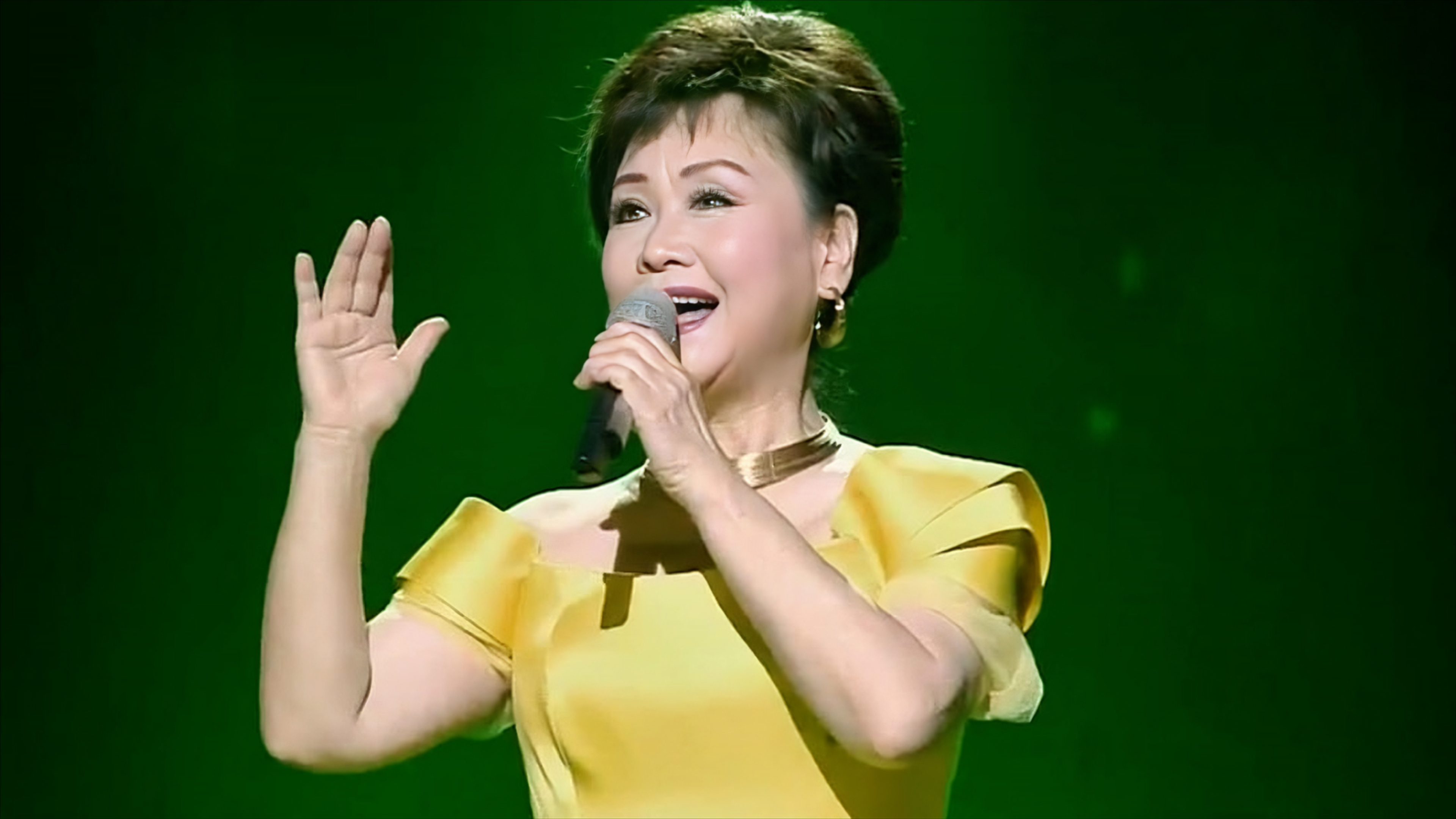 82岁李谷一再缺席春晚！曾14次压轴唱《难忘今宵》，身体原因惹人心疼_腾讯新闻