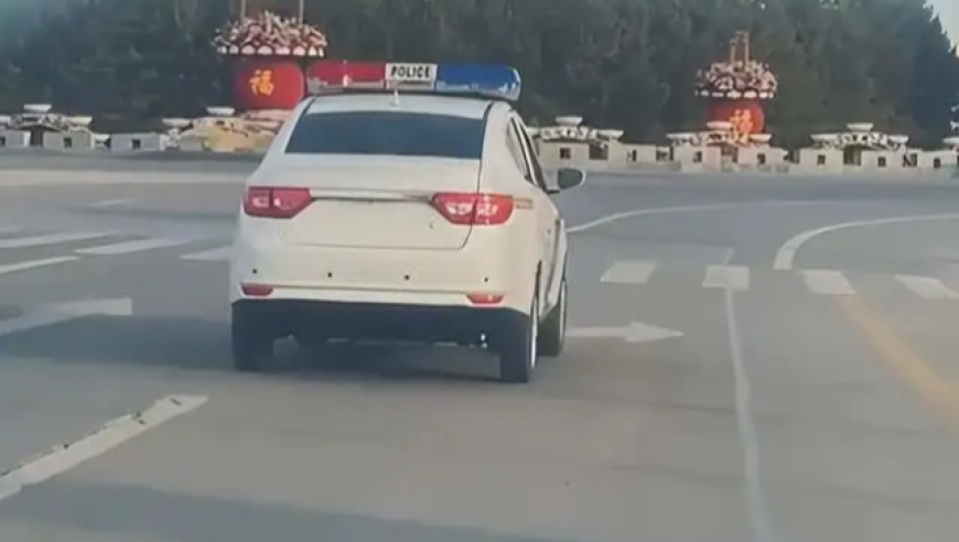 宁夏一无牌警车街头行驶？交警部门：系公安内部巡逻车，已要求其处理