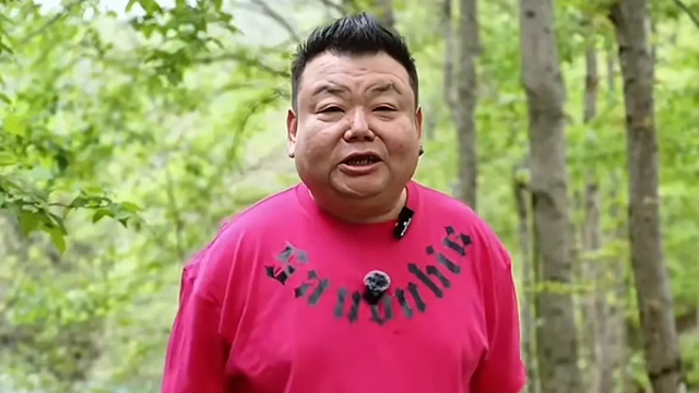 前央视主持人刘刚被曝转行养鸡，穿靴子现身农场，此前接商演卖唱_腾讯新闻