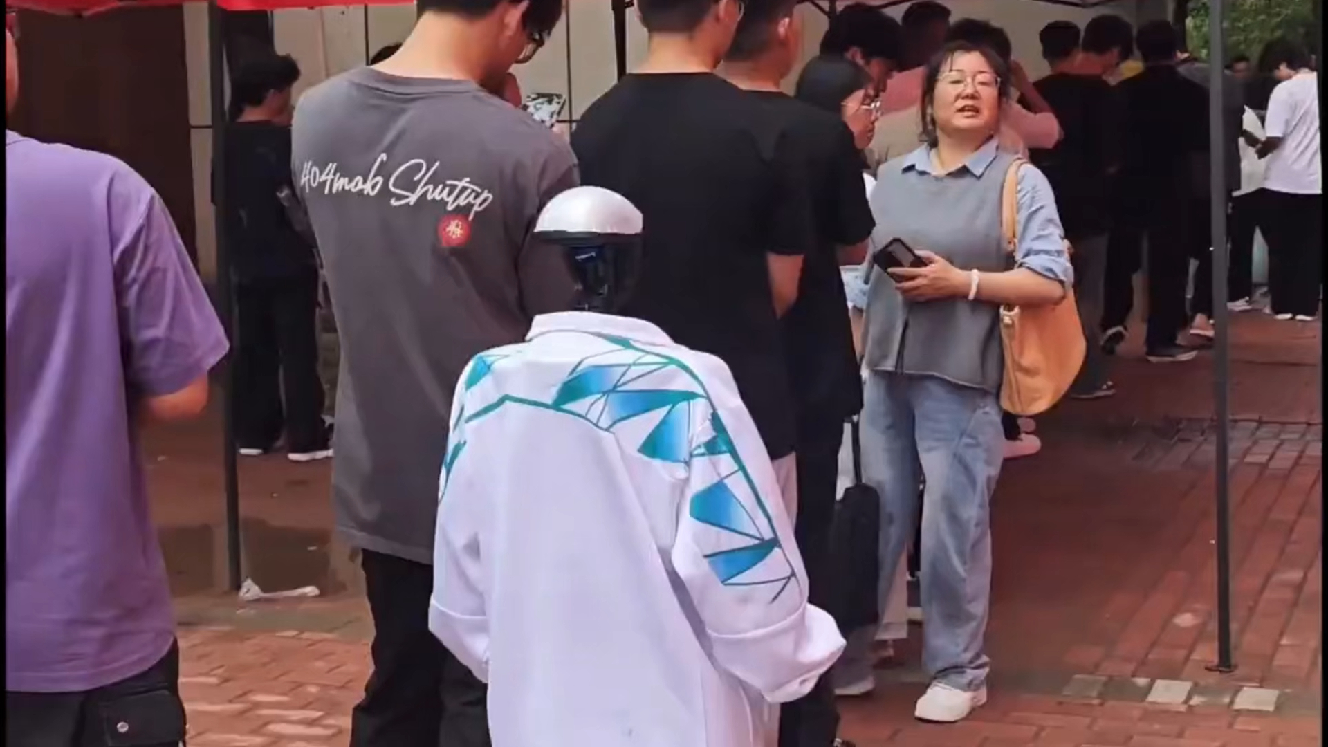 机器人干啥啥不行，插队第一名_腾讯新闻