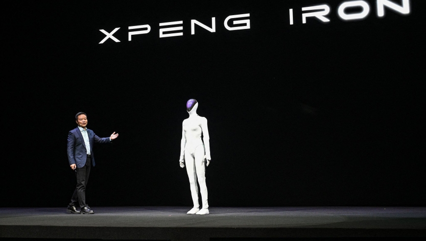 问答小鹏女性机器人走猫步，网友疯吵里面是真人，为何它会让人害怕？