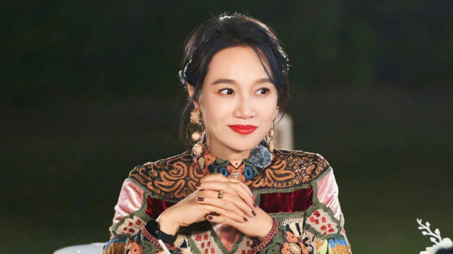 朱丹被路人贴脸开大，听到喊sorry一秒变脸，心魔还未完全脱敏_腾讯新闻