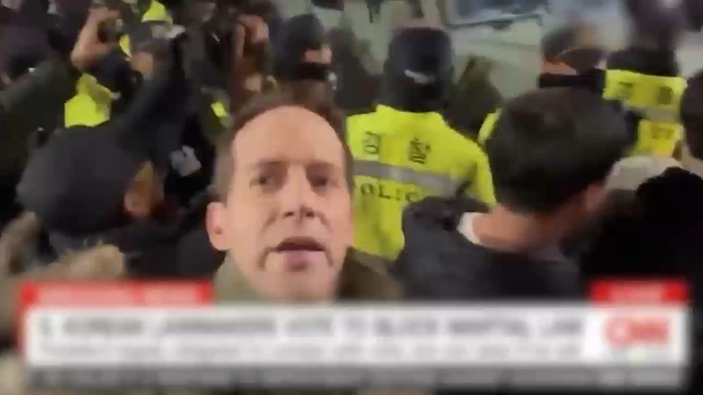 CNN记者现场直播首尔戒严场面，抗议者包围军车，警察持盾警戒_腾讯新闻